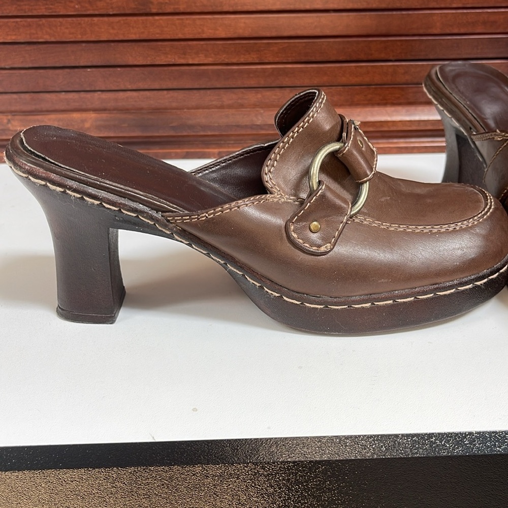 Maurice’s brown heels